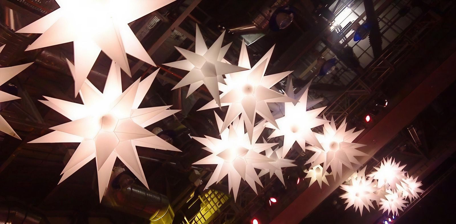 Stelle da appendere di Natale nella decorazione