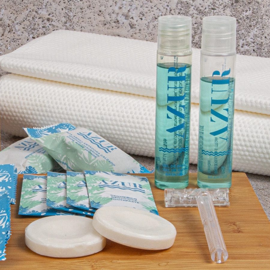 Flaconi di gel e shampoo per hotel